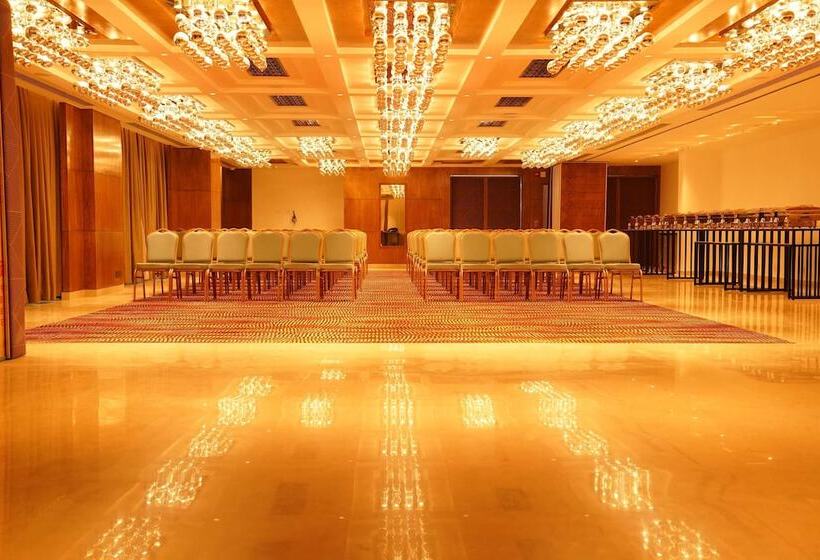 ホテル Ramada By Wyndham Gorakhpur Gorakhnath Mandir Road
