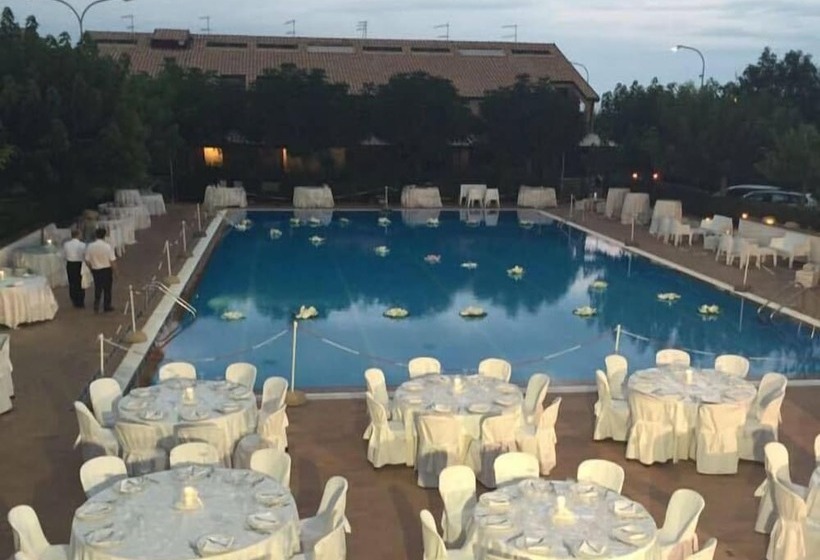 酒店 Riviera Village