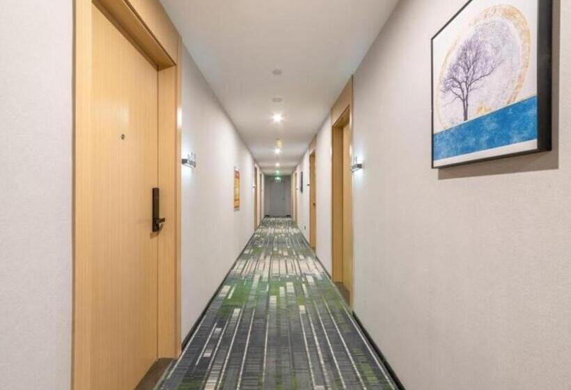 ホテル Greentree Inn Express Qingdao Jiaodong International Airport