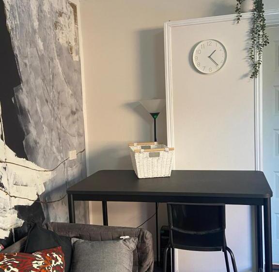 پانسیون A Private Unit With Own Bathroom And Kitchen