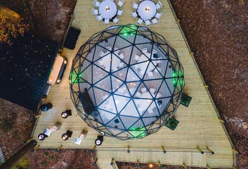 אתר נופש Launch Pad Luxury Glamping Tent Space Theme