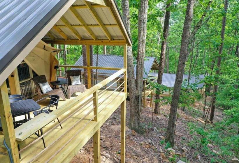 אתר נופש Launch Pad Luxury Glamping Tent Space Theme