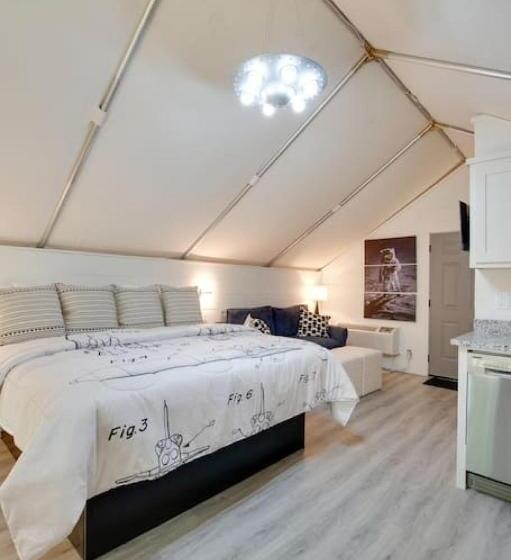 אתר נופש Launch Pad Luxury Glamping Tent Space Theme