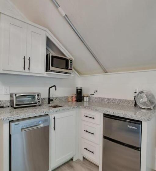 אתר נופש Love Shack Luxury Glamping Tent Honeymoon Theme