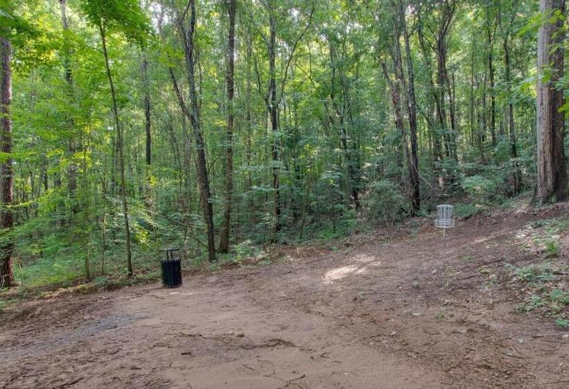 אתר נופש Magnolia Luxury Treehouse Near Lake Guntersville