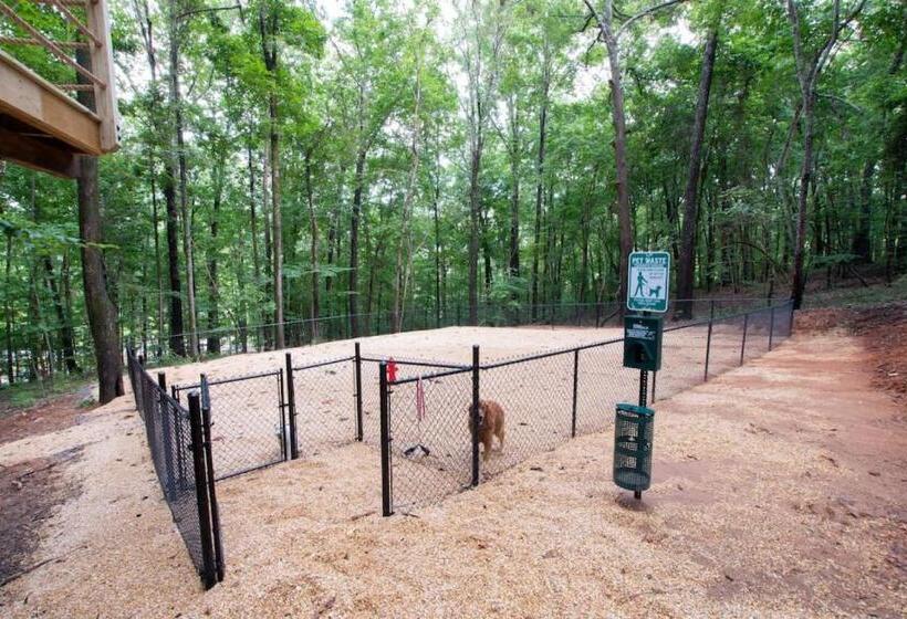 אתר נופש Pine Luxury Treehouse Near Lake Guntersville