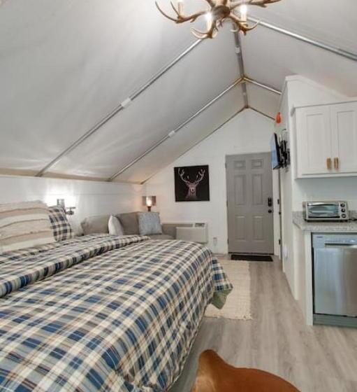 אתר נופש The Lodge Luxury Glamping Tent Hunting Theme