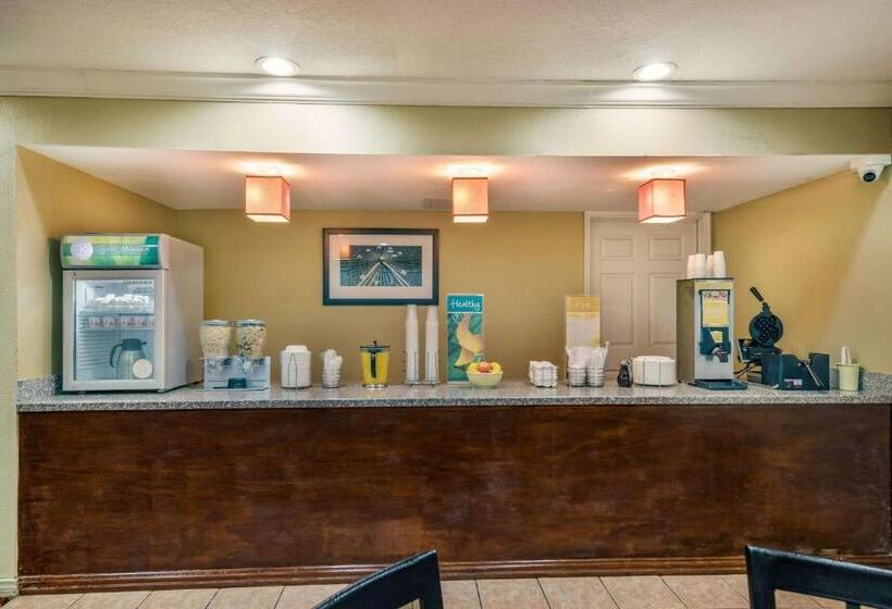 בית מלון כפרי Quality Inn & Suites Garland   East Dallas
