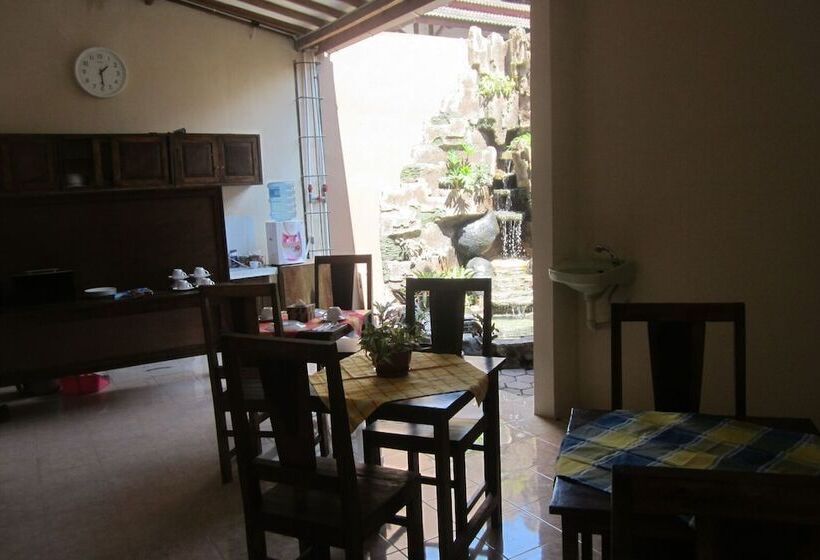 پانسیون Larasati Guest House