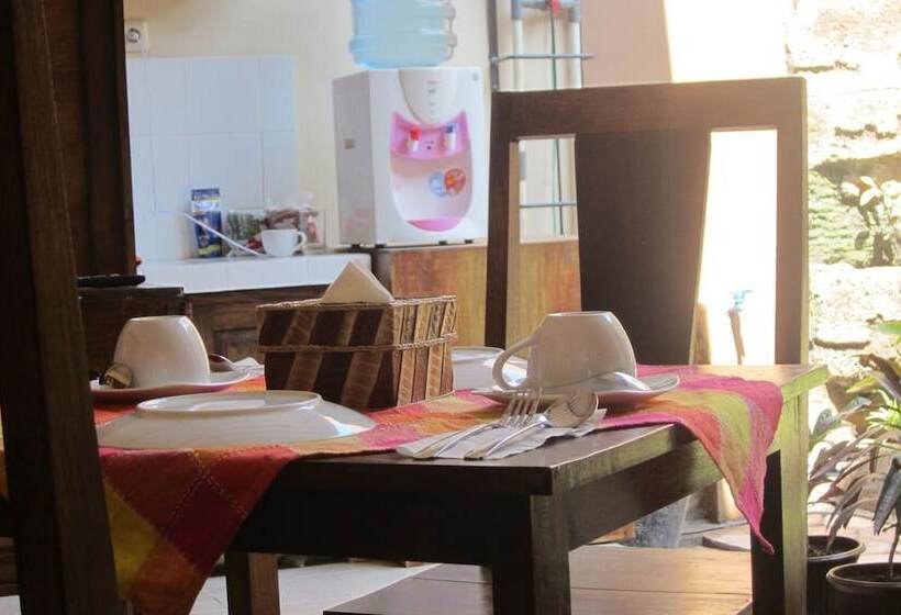 پانسیون Larasati Guest House