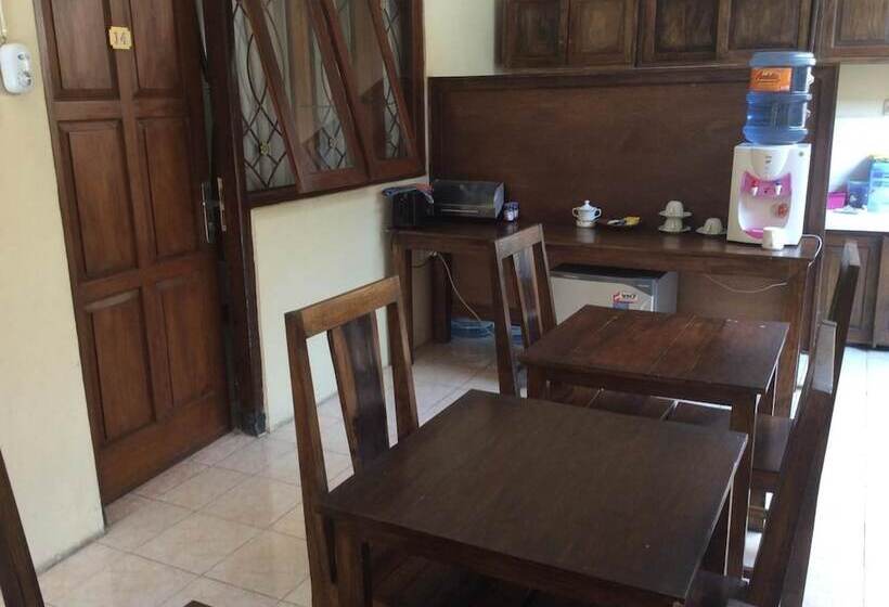 پانسیون Larasati Guest House