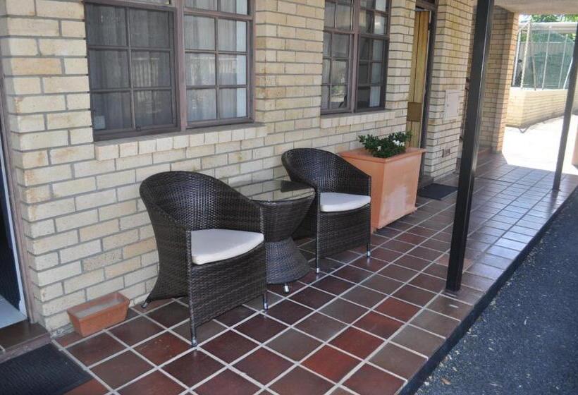 فندق In Town Motor Inn