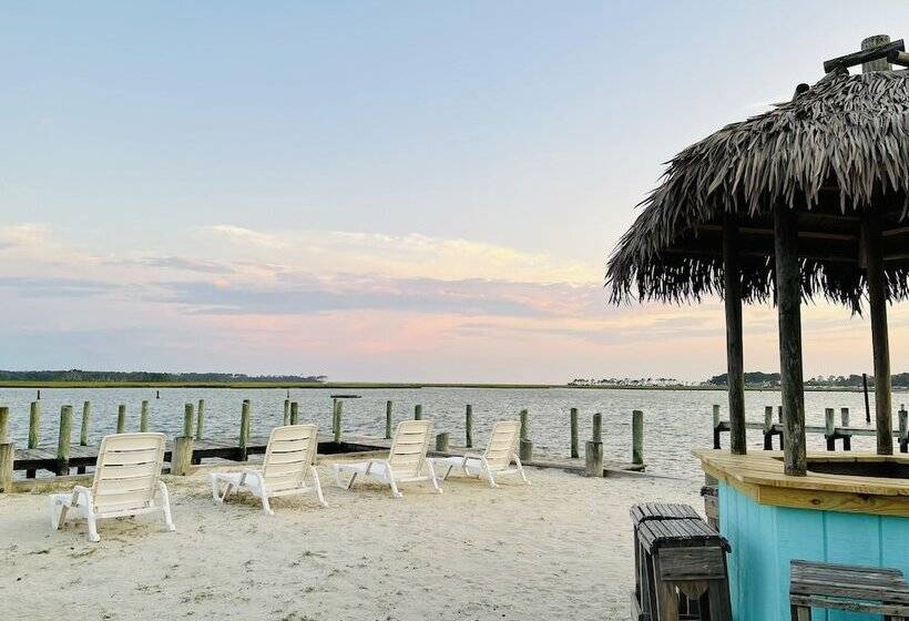 منتجع Snug Harbor Marina And