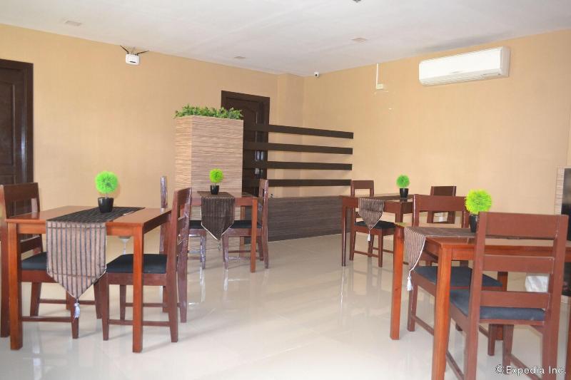 בית מלון כפרי Columbus Plaza