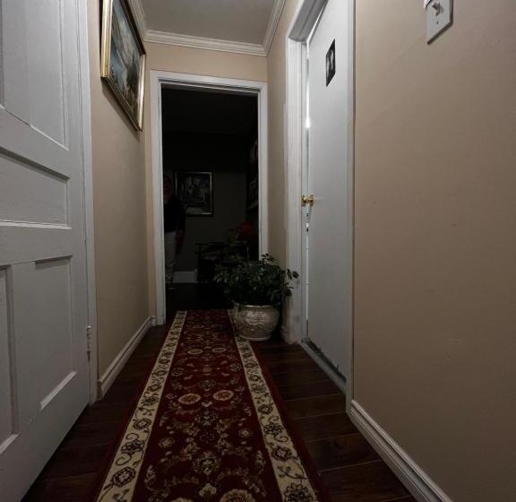 تختخواب و صبحانه Adams Inn