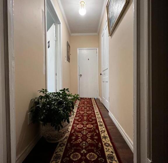 تختخواب و صبحانه Adams Inn