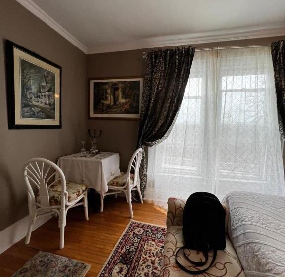 تختخواب و صبحانه Adams Inn