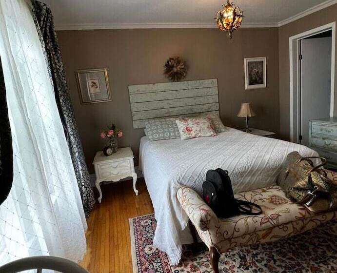 تختخواب و صبحانه Adams Inn