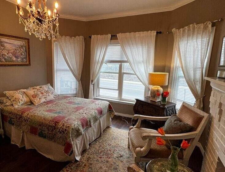 تختخواب و صبحانه Adams Inn
