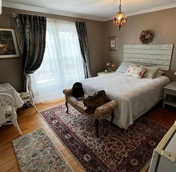تختخواب و صبحانه Adams Inn