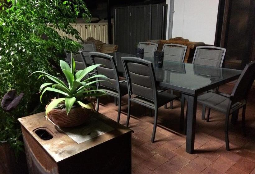 تختخواب و صبحانه Character & Charm In The Heart Of The City