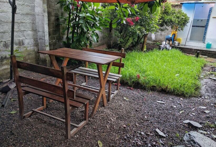 هتل Erupcion Backpackers Hostel