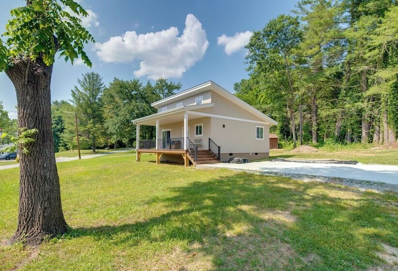 Peaceful Hendersonville Home < 2 Mi To Main St!