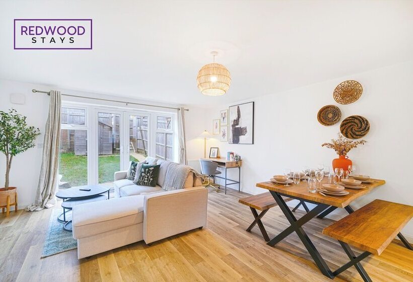 פנסיון Woolhampton Drive House By Redwood Stays