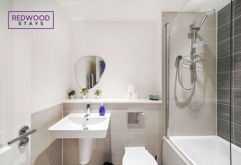 פנסיון Woolhampton Drive House By Redwood Stays