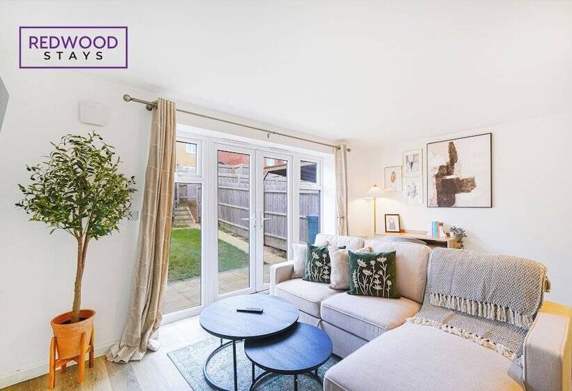 פנסיון Woolhampton Drive House By Redwood Stays
