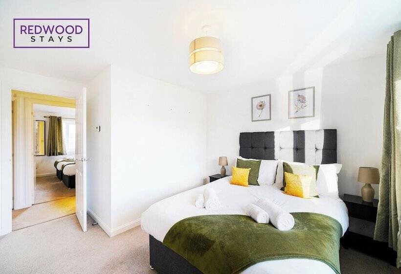 פנסיון Woolhampton Drive House By Redwood Stays