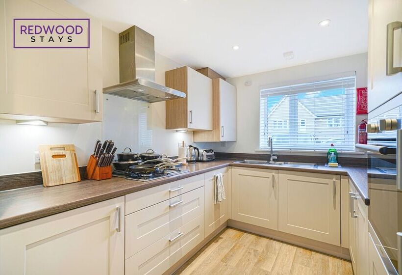 פנסיון Woolhampton Drive House By Redwood Stays