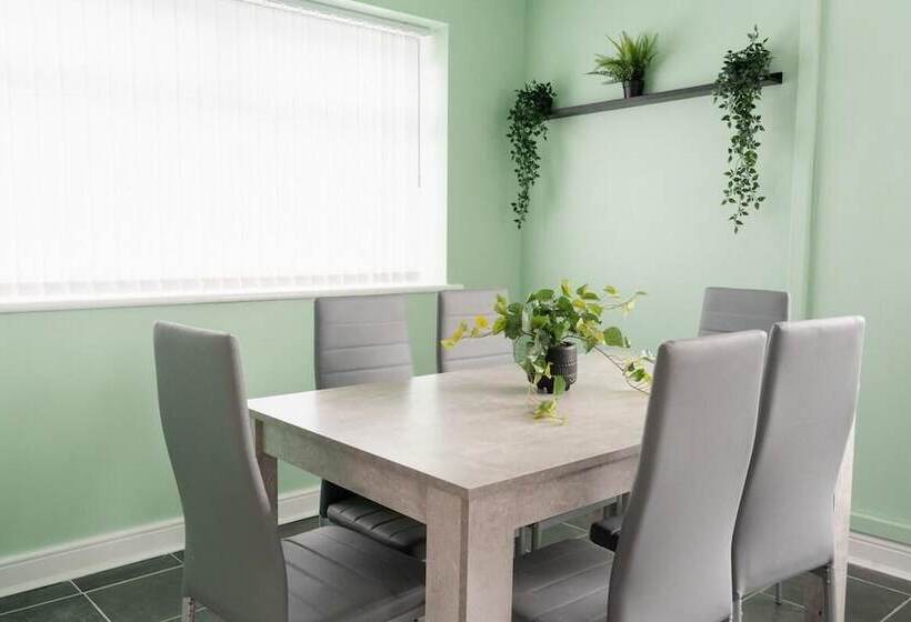 إقامة Convenient Wirral Retreat