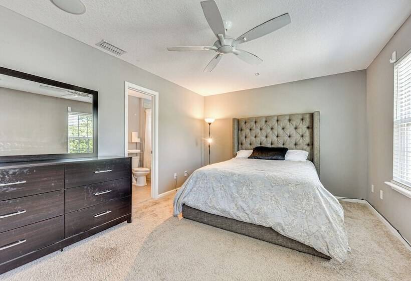 Spacious Jacksonville Home: Yard & Screened Porch!