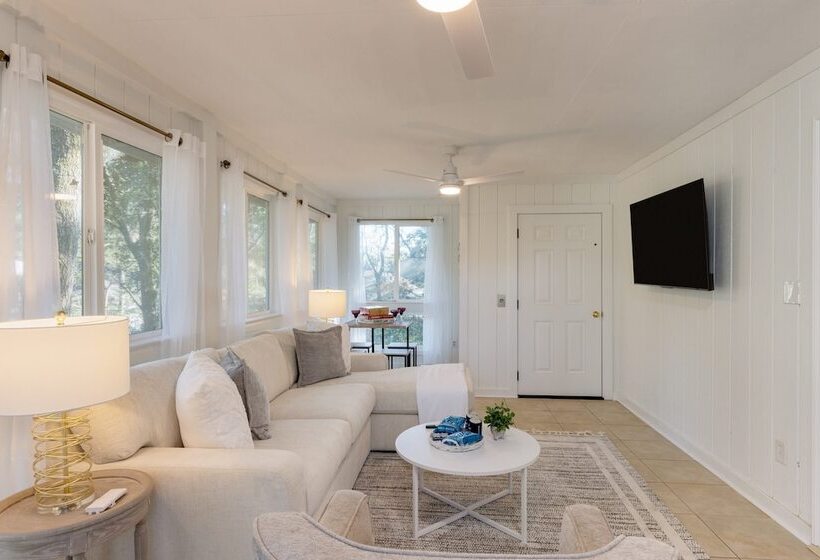 Conch Cottage By Avantstay Walk To Beach, Deck, Fireplace, Outdoor Dining