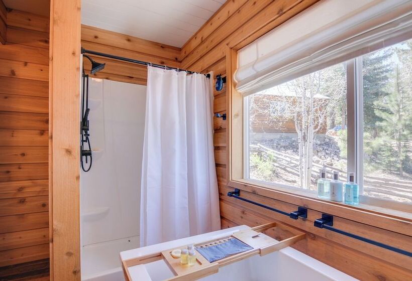 Inviting Utah Cabin W/ Spacious Deck + Fireplace!