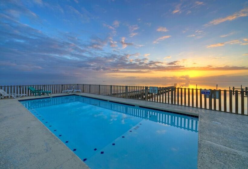 6bdr Bay Haven W/ Shared Waterfront Pool + Boat Dock Keeper Trout By Avantstay