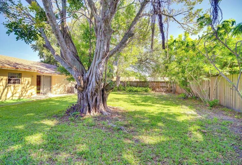 7 Mi To Satellite Beach: Melbourne Home W/ Yard
