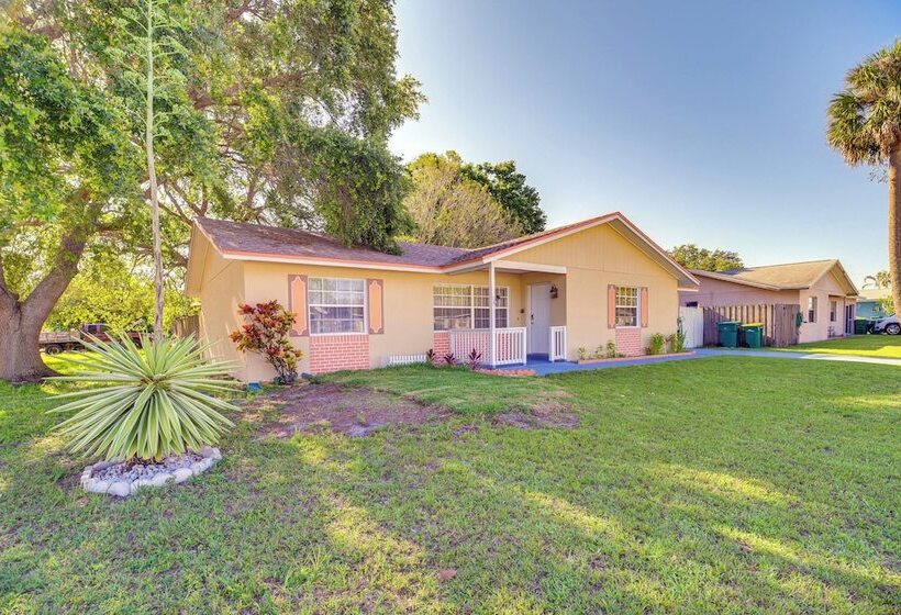 7 Mi To Satellite Beach: Melbourne Home W/ Yard