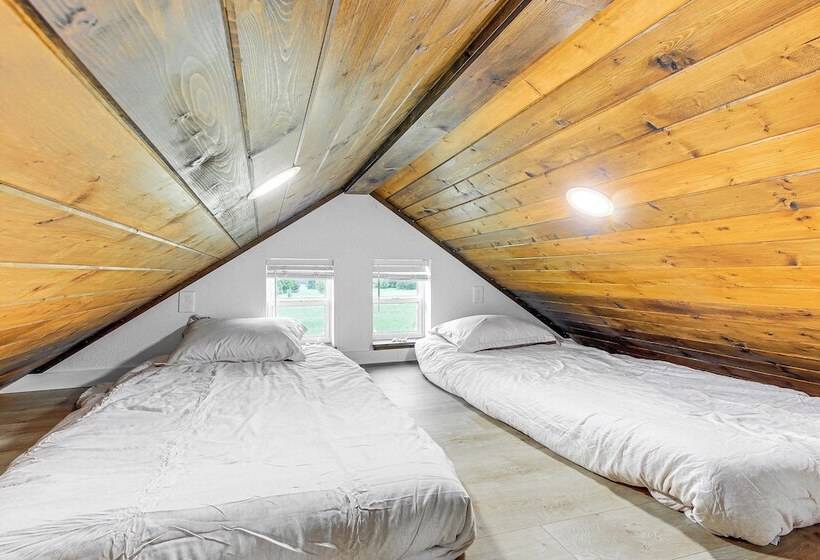 Peaceful Bonners Ferry Cabin W/ Deck & Mtn Views!