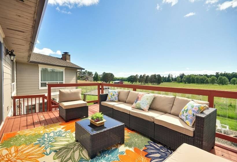 Portland Area Group Getaway: Hot Tub & Views!