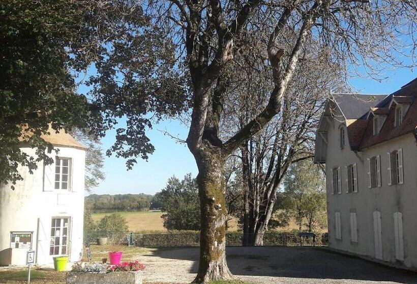 Tasteful Cottage In Sauze Vaussais With Terrace