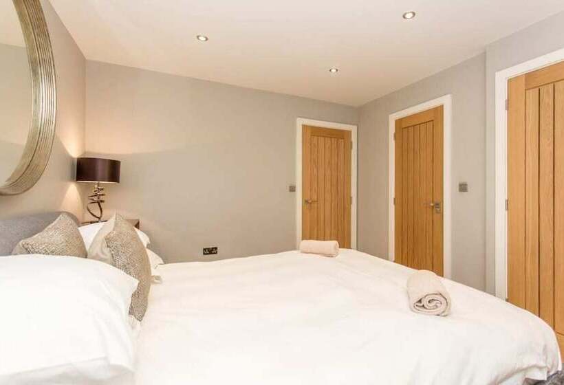 The Sweet Mews   Big & Bright 4bdr Mews Home In Ideal Location