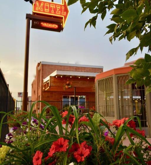 Lariat Motel