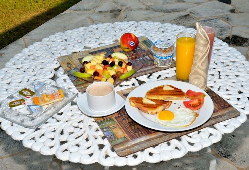 تختخواب و صبحانه Hostal Doña Amalia Cuba