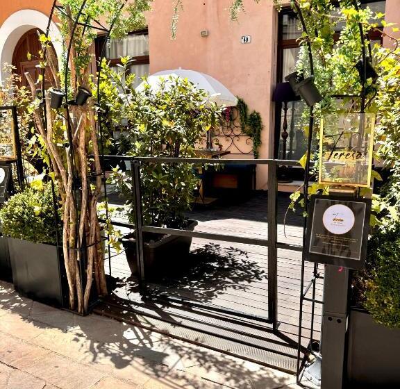 تختخواب و صبحانه Teresa B&d   The Unconventional House