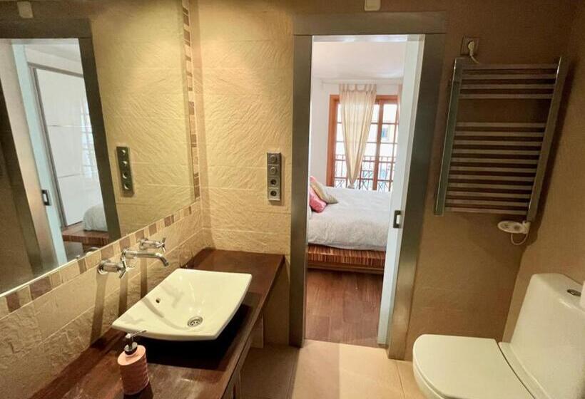 Pensió Ensuite Double Room With Balcony In Shared Apartment In Center Of Santa Eularia With Sea View And Cl