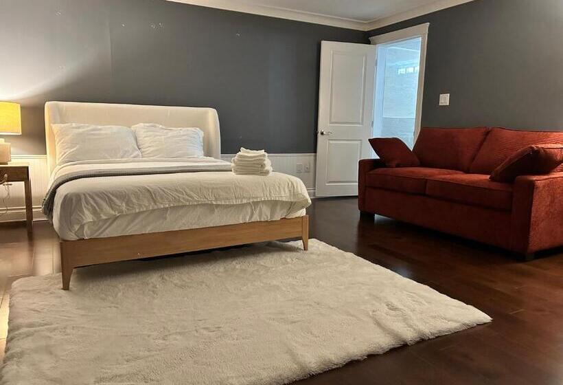 تختخواب و صبحانه North Vancouver Lynn Valley Two Bedrooms Suite