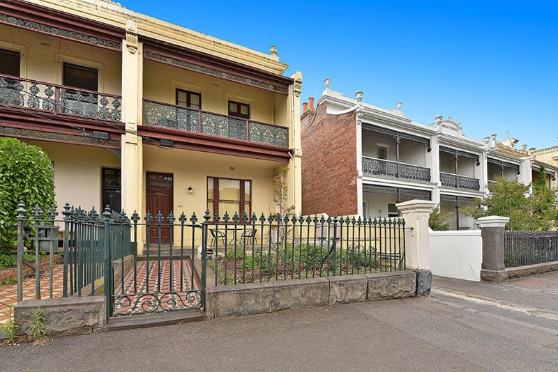 Pension 206dr2 & 3   Large Rooms In Carlton 2br Apt! Ac, Smart Tv, Pkg!