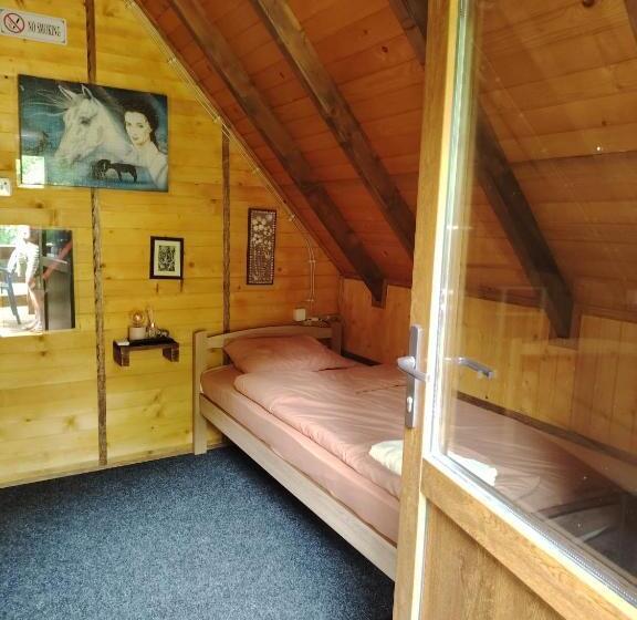 پانسیون Brvnara Pojata Bungalovi